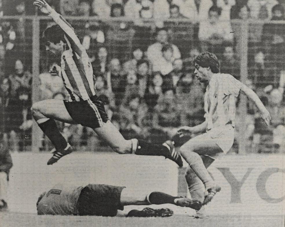 Andoni Zubizarreta sale a pies de Roberto López Ufarte mienrtas Urkiaga salta por encima. 