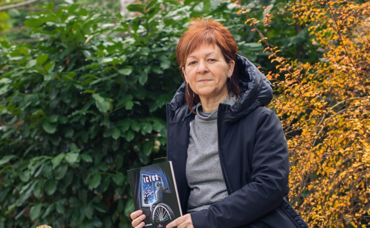 Lara Odriozola con su primera novela, ambientada en Suecia y protagonizada por una anciana que acaba de sufrir un ictus. 
