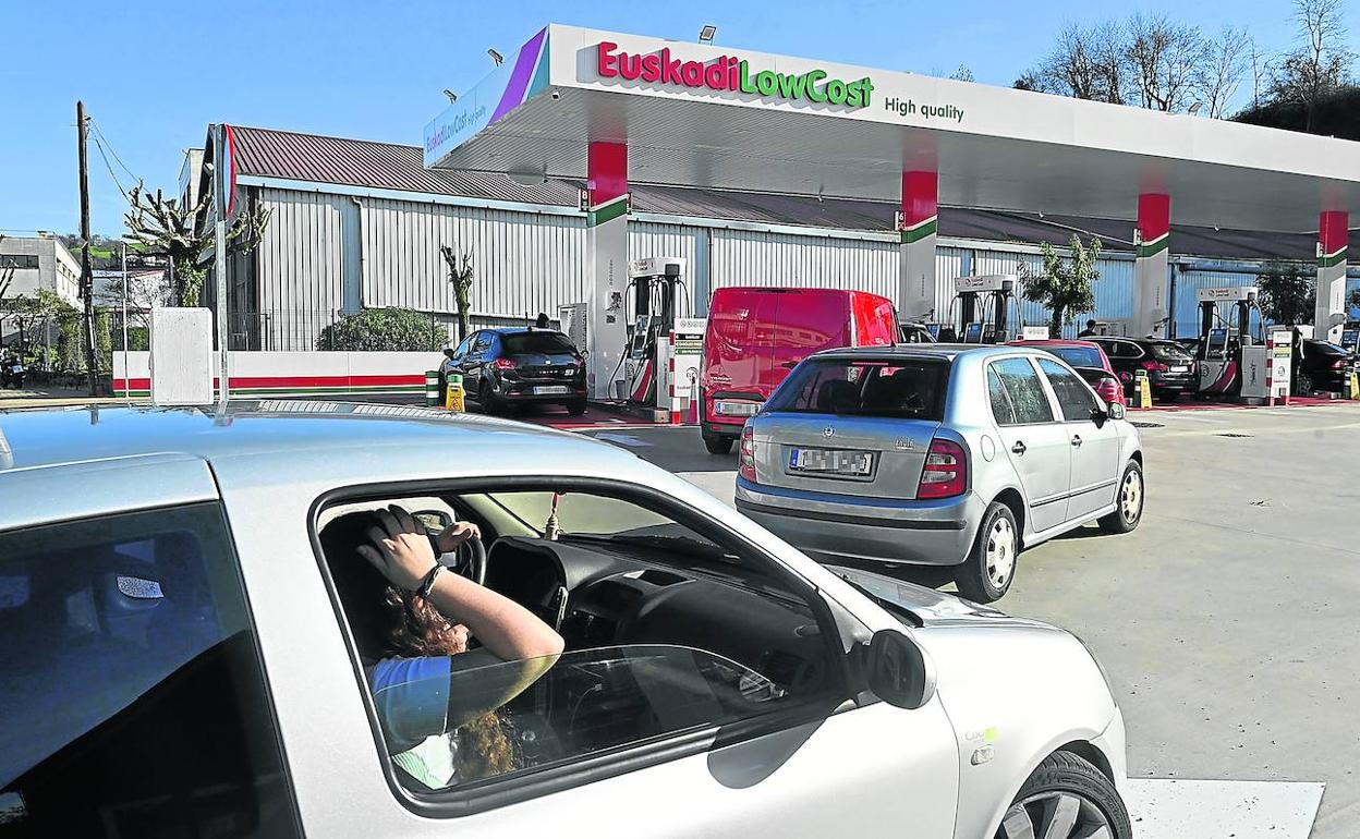 Conductores repostan en una gasolinera del polígono 27 de Donostia. 