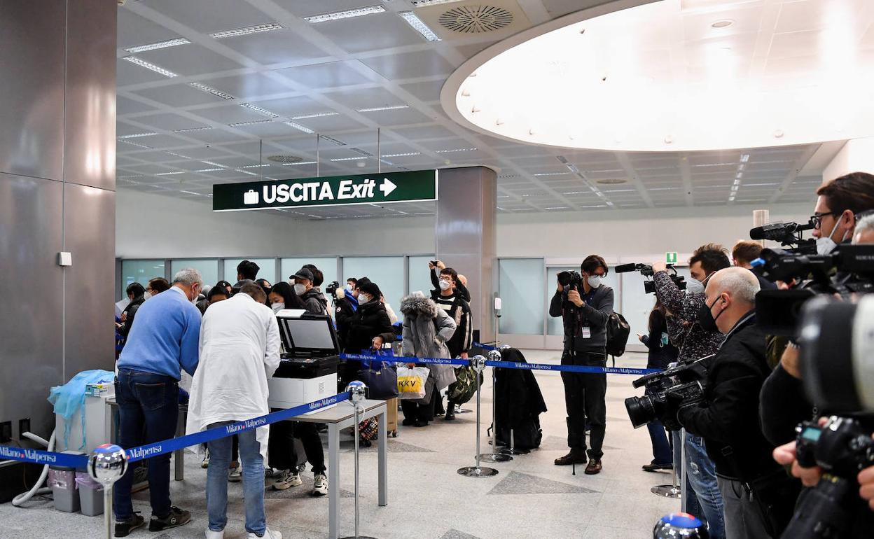 España no realizará por ahora controles anti-Covid en los aeropuertos, como si lo hace Italia. En la imagen, en Milán.
