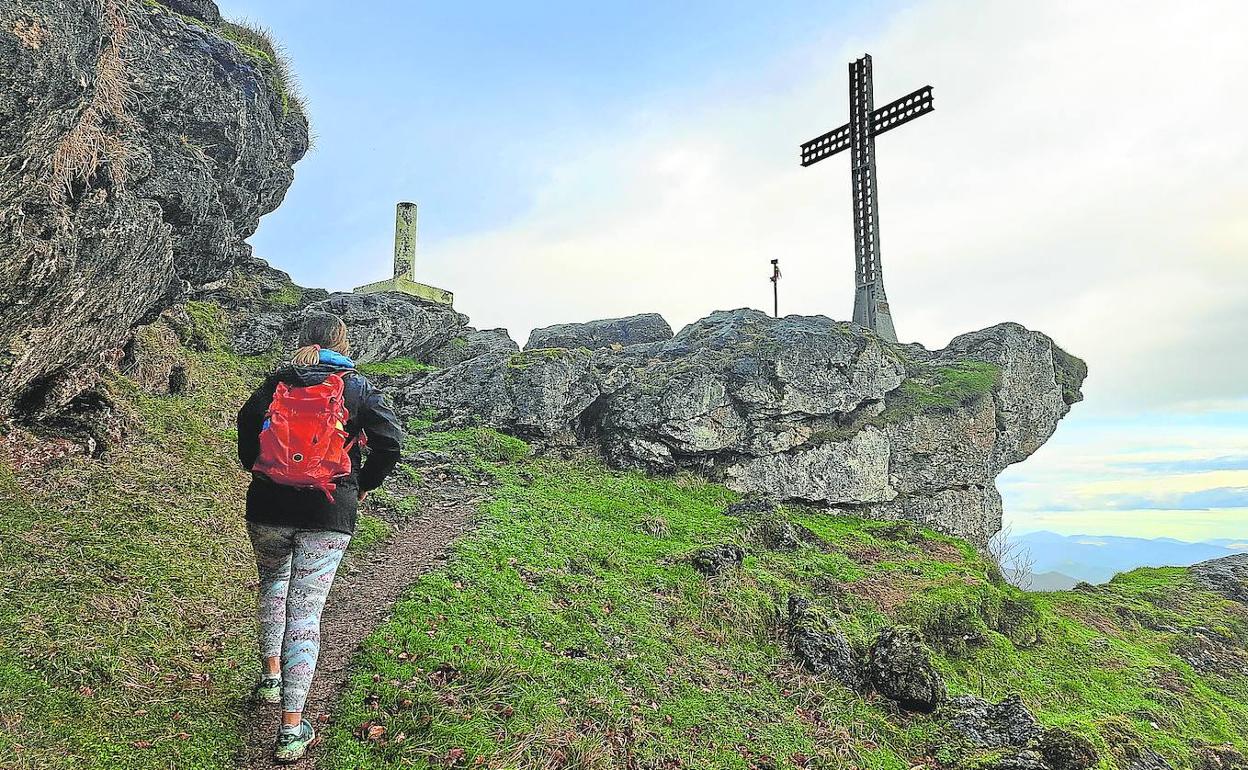 La cruz de hierro sitúa la cima de Bargagain sobre el valle de Sakana.