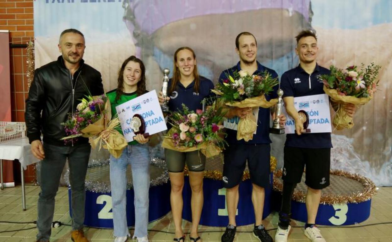Los ganadores con sus premios. 