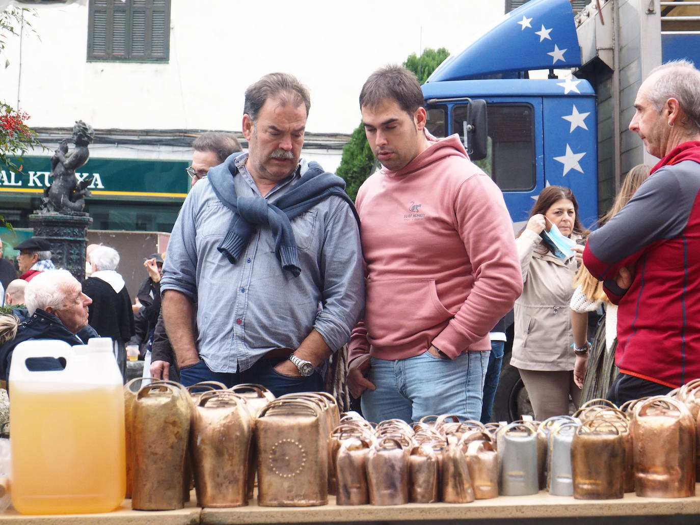 Fotos: Gran ambiente en la feria de Gabon Zahar de Elgoibar