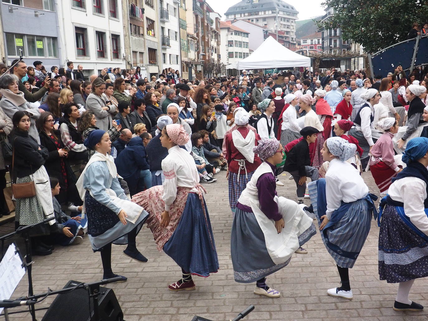 Fotos: Gran ambiente en la feria de Gabon Zahar de Elgoibar