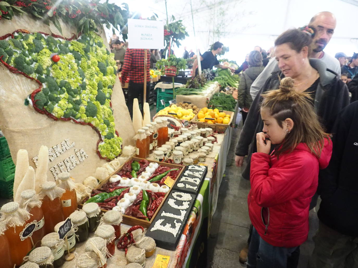 Fotos: Gran ambiente en la feria de Gabon Zahar de Elgoibar
