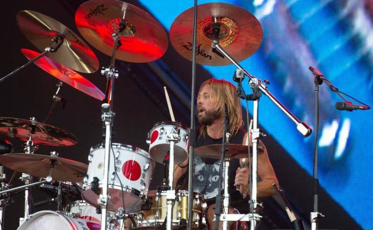 Taylor Hawkins, 50 años. Baterista de la banda de rock estadounidense Foo Fighters.