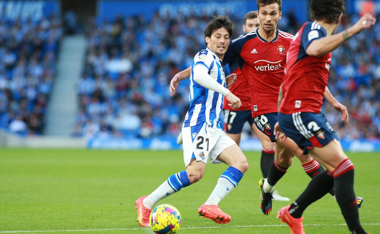 Silva encuentra una línea de pase ante Osasuna. 