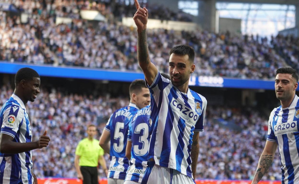 Brais Méndez celebra con la grada el gol conseguido este sábado ante Osasuna.