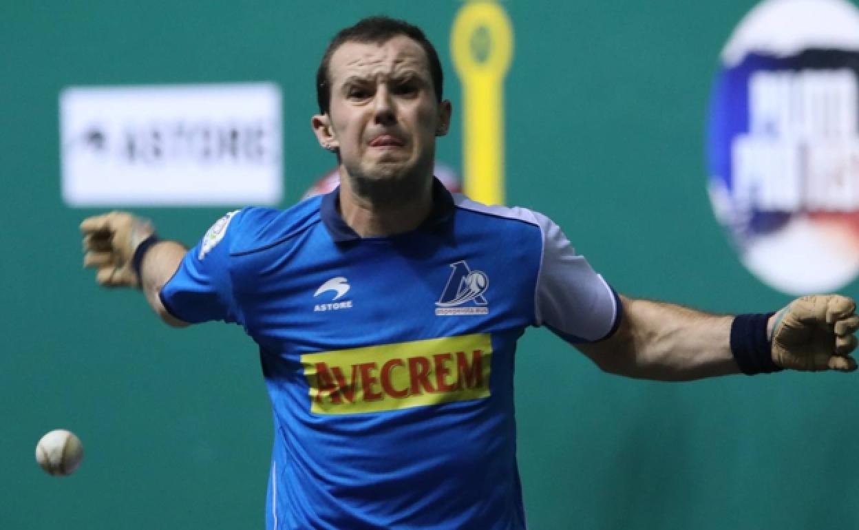 Elordi se coloca para soltar la derecha en el frontón de Mallabia. 