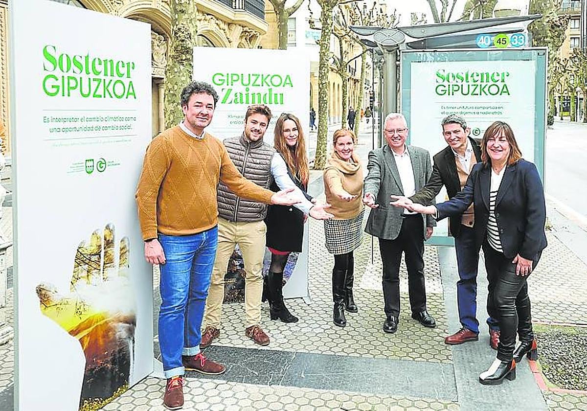 José Ignacio Asensio, en el centro, junto al equipo de 'Sostener Gipuzkoa'