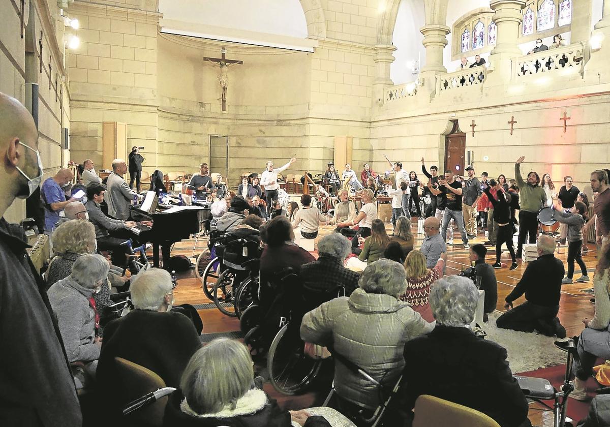 Los residentes pudieron disfrutar de la ópera 'Pagliacci', que se representa el fin de semana en el Kursaal