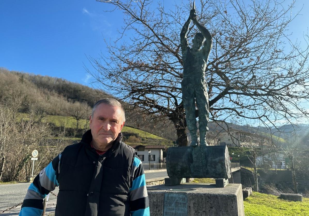 Antton Espelosin ante la escultura de Ramón Latasa, en la Plaza de Sunbilla