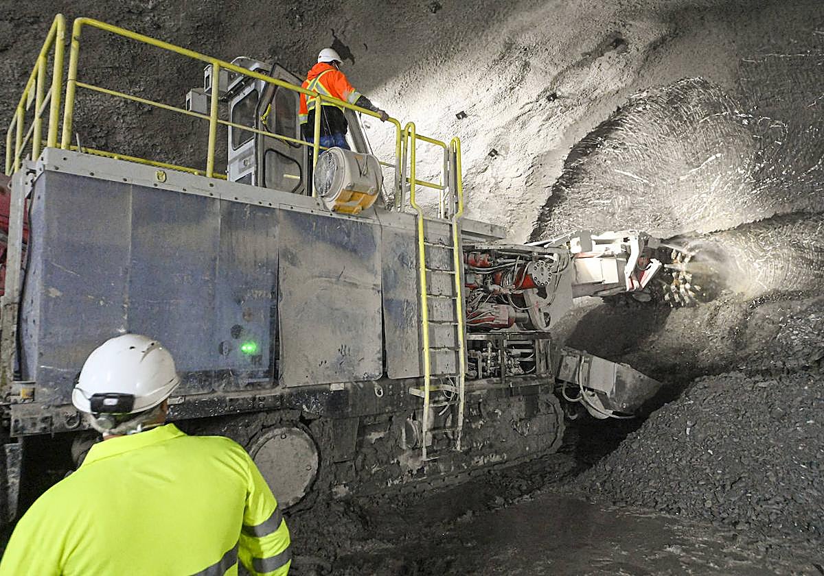 Trabajadores en el túnel.