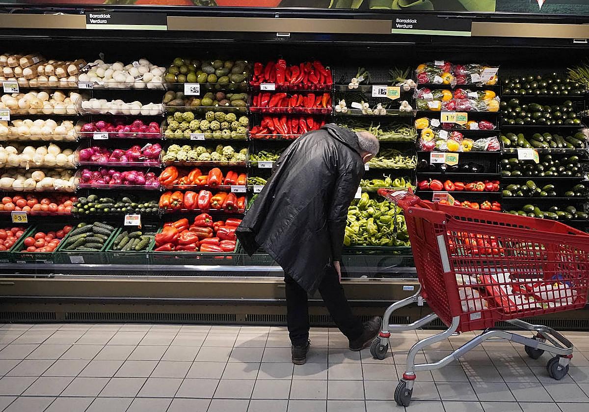 Un comprador mira el precio de algunos alimentos