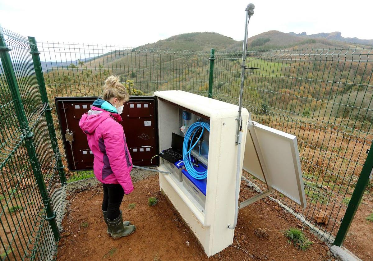 El sismógrafo que está instalado en Peñas de Aia, Oiartzun, en una imagen de archivo de 2020