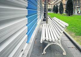 Afortunados los que se sienten en el banco de la imagen, pues tendrán vistas directas al vallado que rodea las obras del Buen Pastor. La catedral está siendo rehabilitada y el cordón de seguridad llega justo hasta este punto. No parece el lugar más agradable para sentarse, pero al menos el banco mantiene su utilidad.