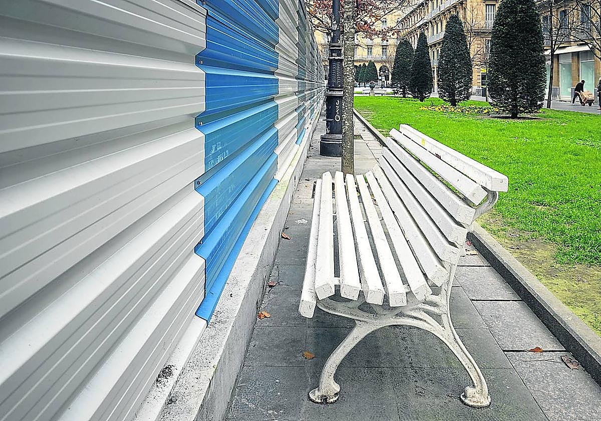 Afortunados los que se sienten en el banco de la imagen, pues tendrán vistas directas al vallado que rodea las obras del Buen Pastor. La catedral está siendo rehabilitada y el cordón de seguridad llega justo hasta este punto. No parece el lugar más agradable para sentarse, pero al menos el banco mantiene su utilidad.