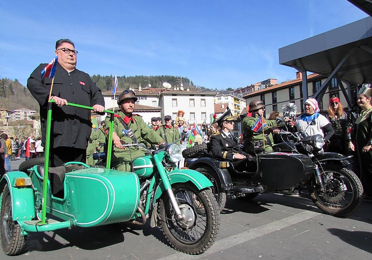 Harristi, caracterizado de Kim Jong Un, cosechó un éxito apoteósico en 2020 cuando desfiló secundado por sus fuerzas norcoreanas.