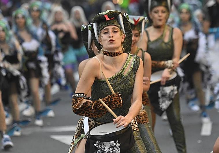 Revive al completo el desfile de las comparsas por Donostia