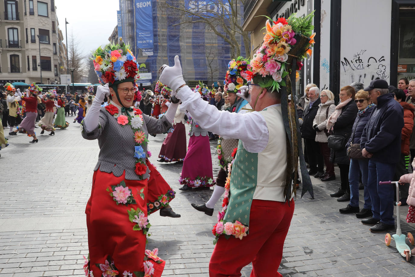 Gallos, Jardineros y Bebés ponen el color en Donostia