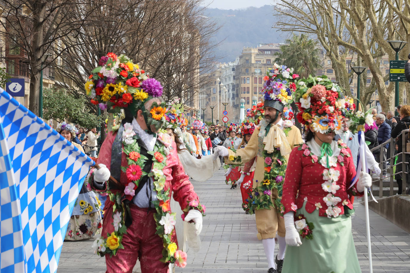 Gallos, Jardineros y Bebés ponen el color en Donostia