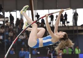 La arrasatearra Maialen Axpe, en pleno salto durante el Campeonato de España indoor disputado el fin de semana en Gallur (Madrid).