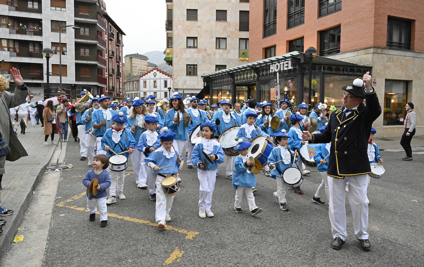 Asteartita pone el broche final a los carnavales de Tolosa