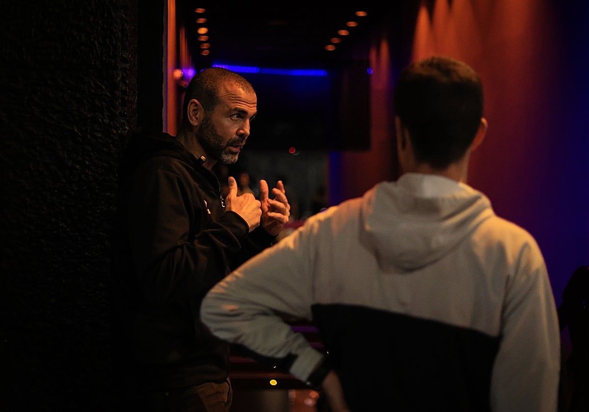 Un portero de discoteca habla con un joven en una sala de Bilbao.