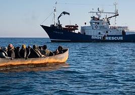 Imagen del rescate de las 40 personas del «bote de chapa».