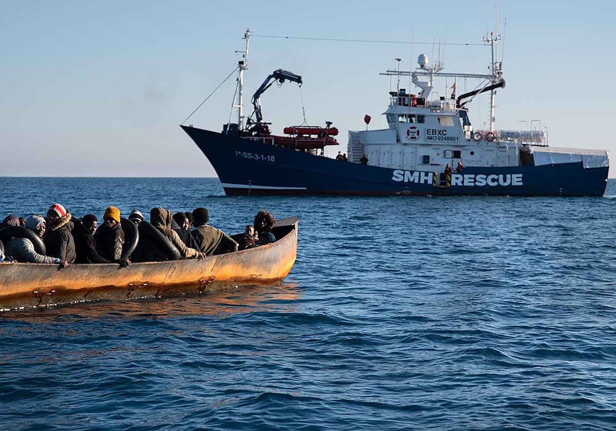 Imagen del rescate de las 40 personas del «bote de chapa».