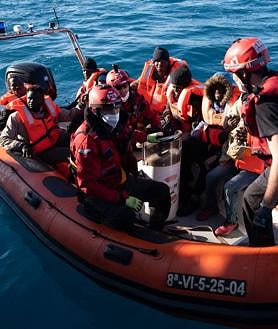 Imagen secundaria 2 - El &#039;Aita Mari&#039; rescata a otras 40 personas en el Mediterráneo