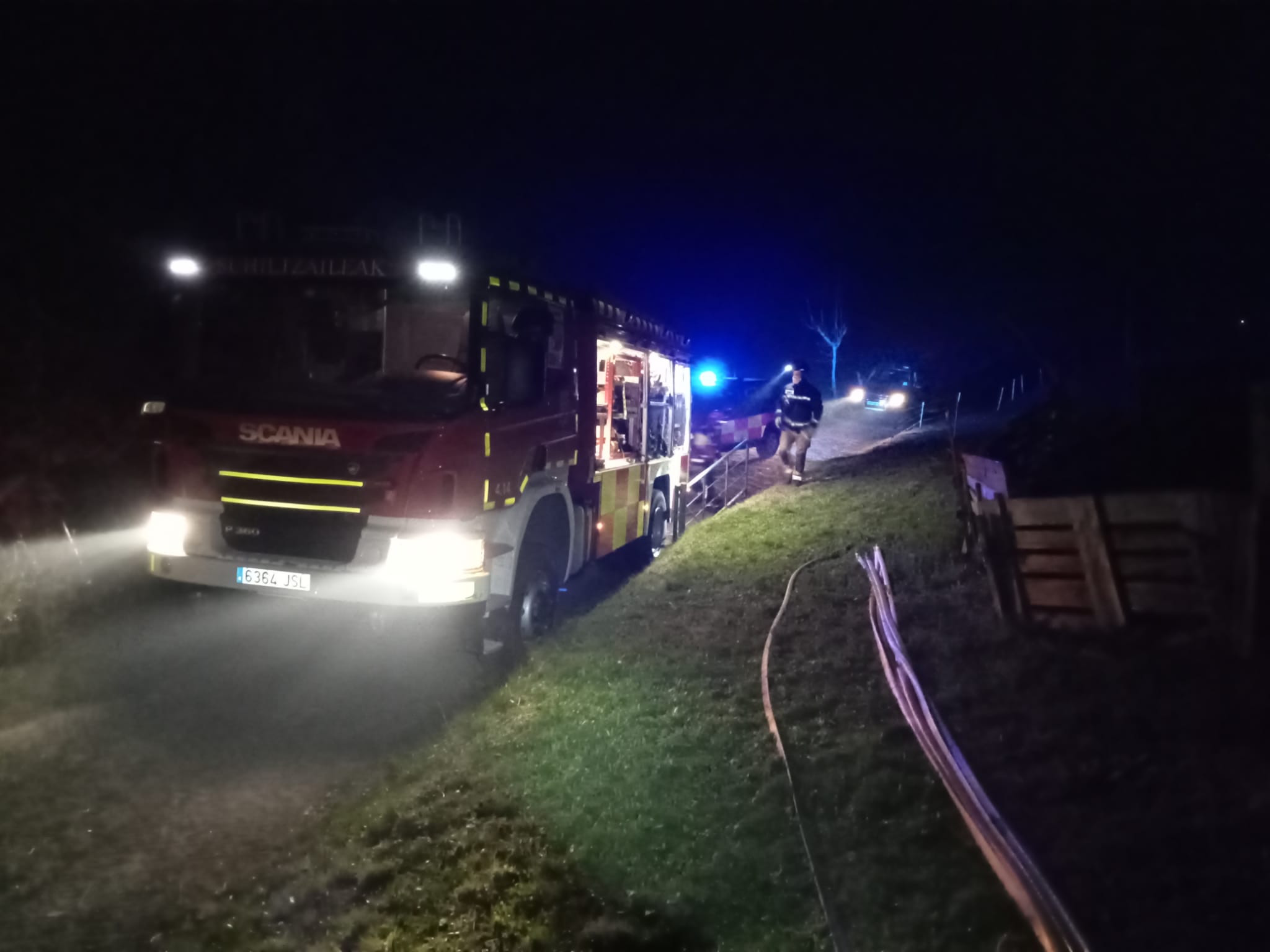Varias dotaciones de bomberos en la zona del incendio.