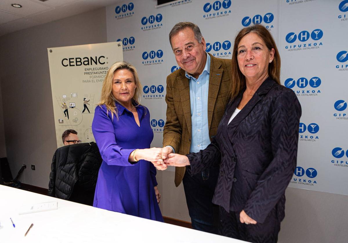 Kino Martínez, secretario general de la Asociación de Empresarios de Hostelería de Gipuzkoa, flanqueado por Paloma Enríquez, directora de Cebanc, a su izuierda y por Kote Bernal, directora comercial de Cebanc, a su derecha.