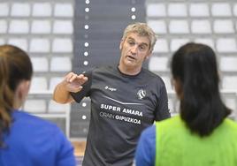 Imanol Álvarez da indicaciones a sus jugadoras en un entrenamiento