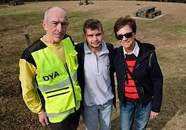 Ivan Marchenko junto a Javier y Gemma, la familia que le acogió en Donostia y con la que ha estado cinco meses tras escapar de la guerra en Ucrania.