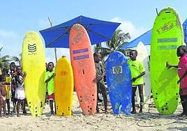 Las primeras 40 tablas ya llegaron a Assinie-Mafia (Costa de Marfil) tras la recogida inicial.