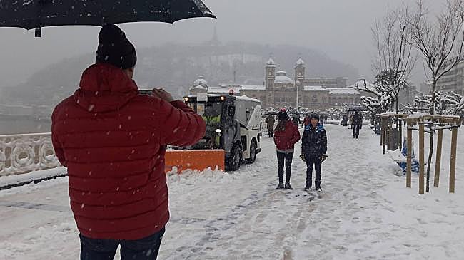 Imagen antes - Mientras los operarios se afanaban por limpiar las calles los donostiarras aprovechaban la jornada histórica para sacarse fotografías.