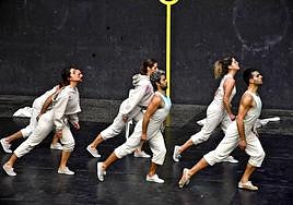 Los miembros de Kimua Dantza Taldea ofrecerán sus bailes este domingo en el colegio Zumaiena.