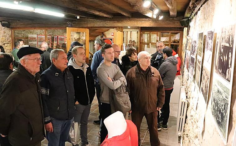 Imagen - Expresidentes y jugadores actuales presenciaron la inauguración.