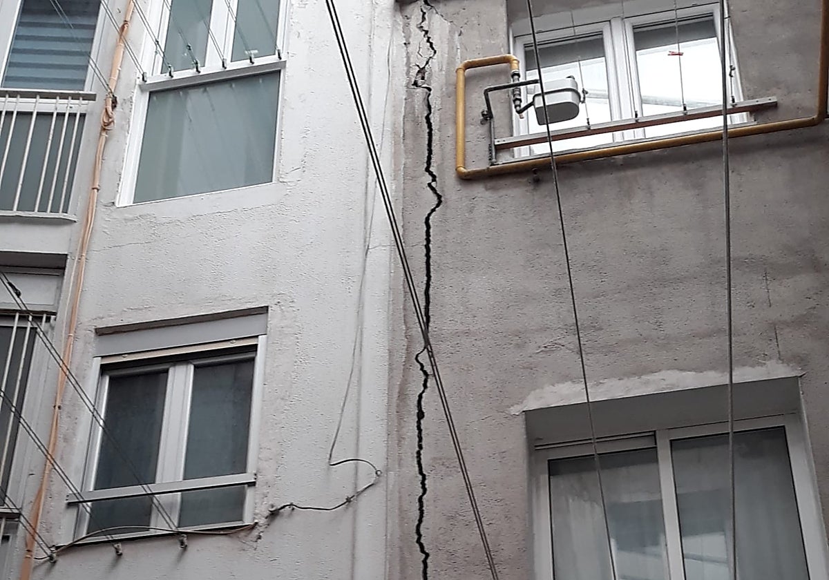 Grieta de un edificio de la calle Zubieta que Satorralaia vincula con las obras del Topo.