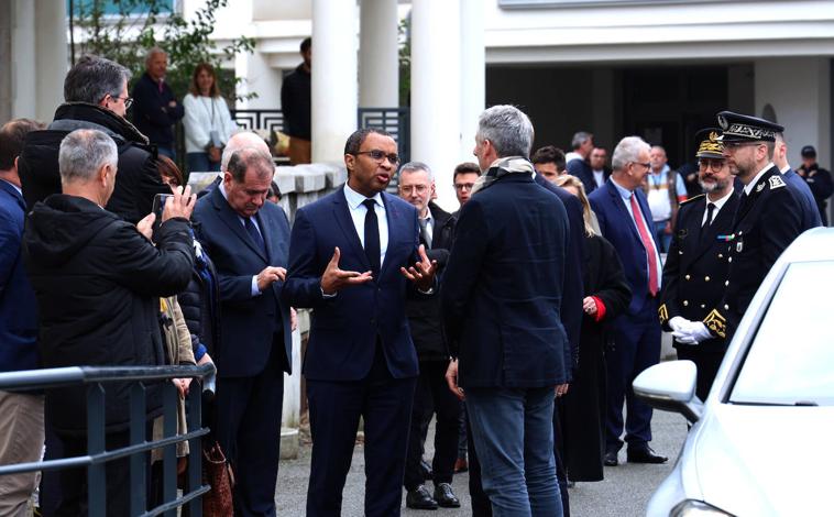 Imagen principal - El ministro francés de Educación, Pap Ndiaye, en el exterior del colegio. Interior del liceo donde se produjo el asesinato de la profesora de español. Una alumna del liceo de San Juan de Luz abraza a su madre en el parking del centro.