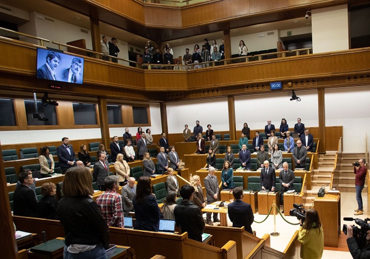 El Parlamento Vasco homenajea en silencio a los socialistas asesinados Casas y Buesa