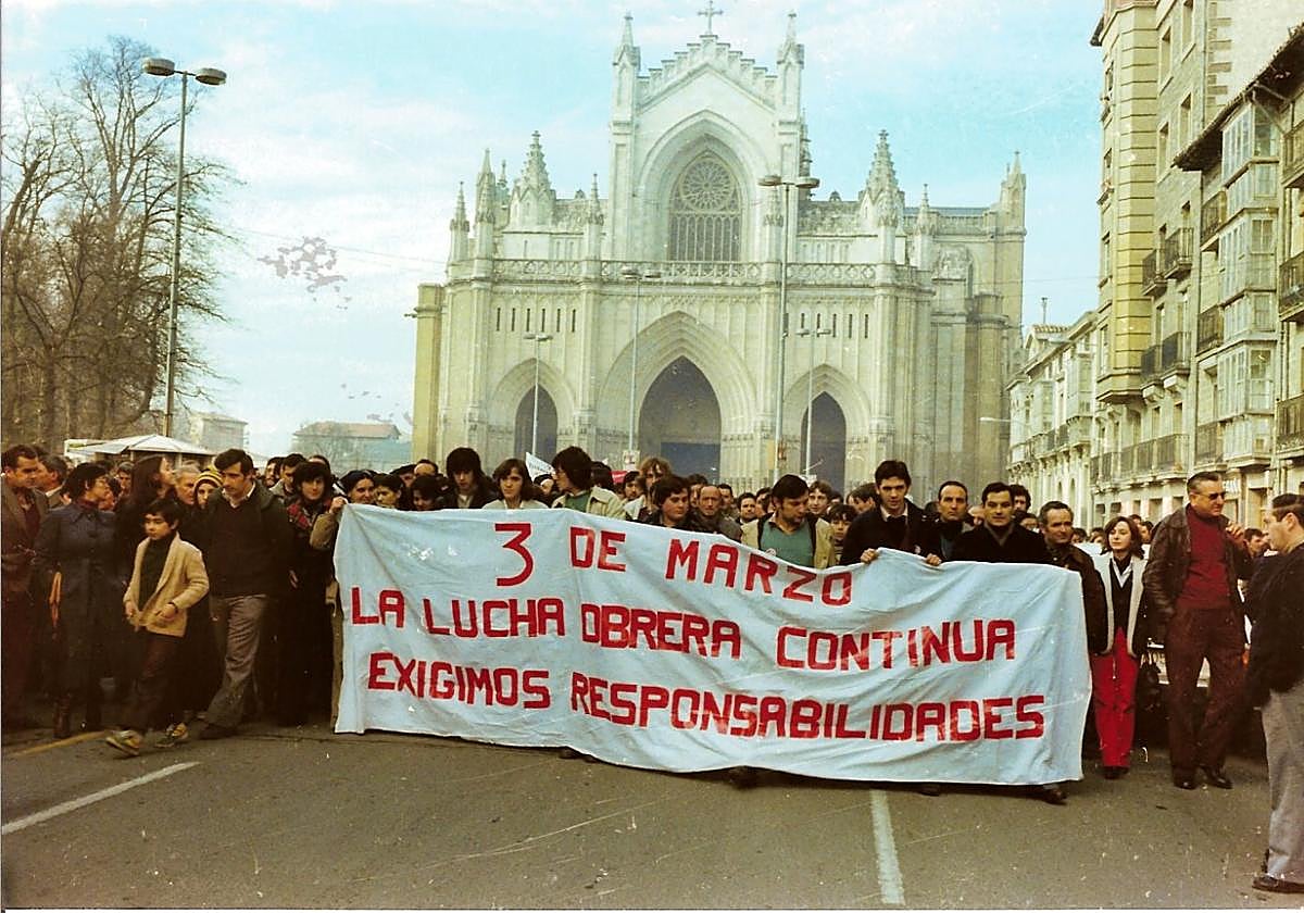 Imagen de la manifestación realizada en 1977, en el 1º aniversario de los hechos del 3 de marzo, parte de la muestra.