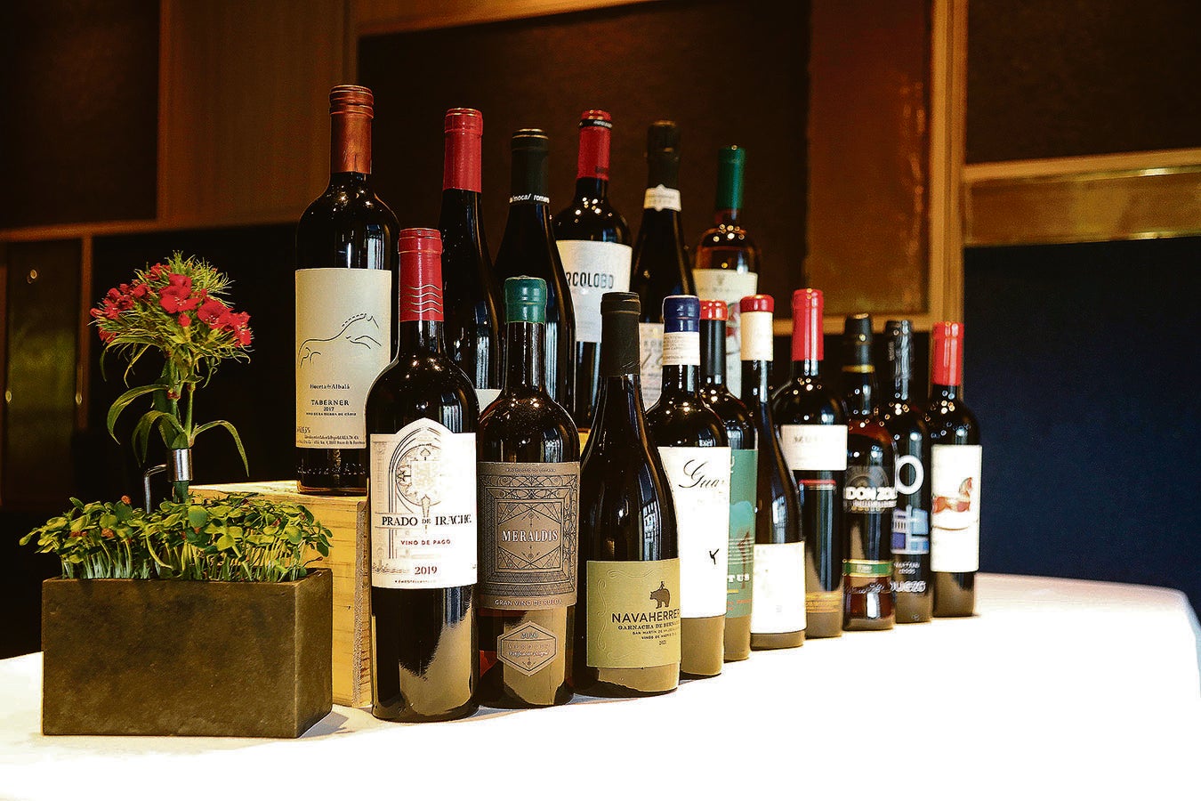 Las botellas se cataron a ciegas en Arzak, lo que asegura una cata mucho más divertida y sorprendente. Bajo estas líneas, un catador fotografía una botella una vez destapada la misma y otra participante analiza el aroma de un vino antes de probarlo.