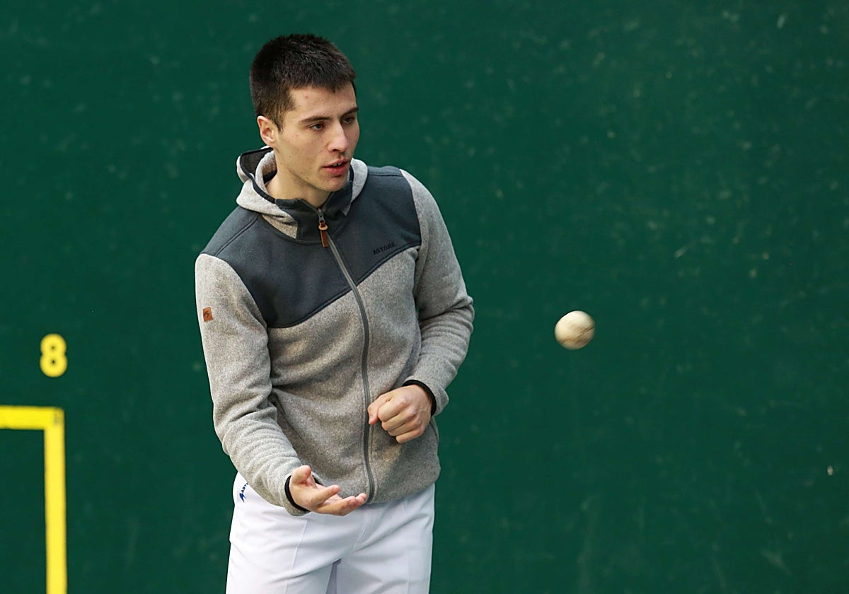 Iosu Eskiroz durante una elección de material en Hendaia