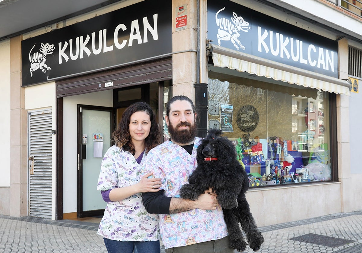 Lili y Pablo han emprendido Kukulcan, un espacio de visita imprescindible para las familias perrunas del territorio.