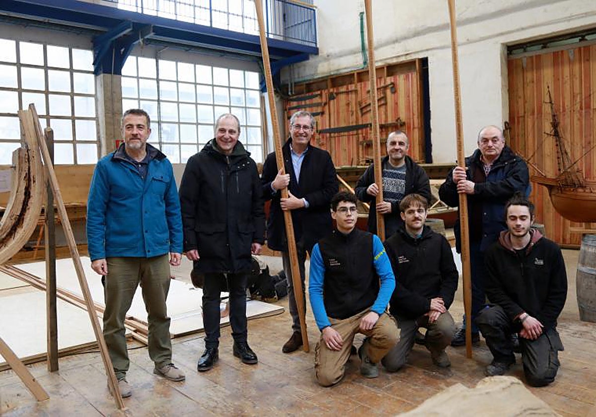 Markel Olano, Martín Aramendi y Bixente Dorronsoro han recibido sus 'remos de honor' en Albaola.