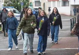 Alumnas llevan flores de recuerdo a la profesora asesinada en el colegio de San Juan de Luz.