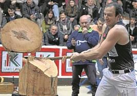 Jon Redondo, en pleno esfuerzo en el corte vertical.