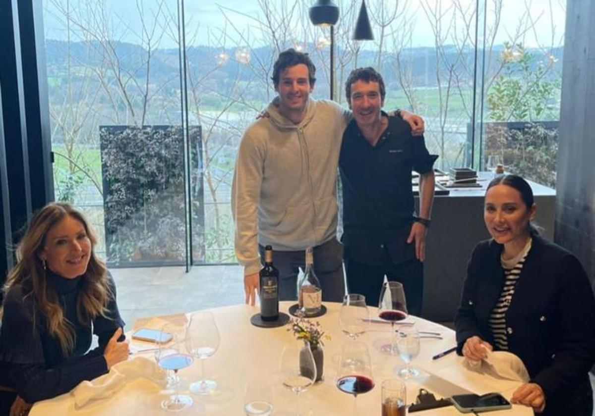 Tamara Falcó e Íñigo Onieva visitaron Bilbao para comer en el restaurante Azurmendi y visitar el atelier de Sophie et Voilà, que firmará su vestido de novia.